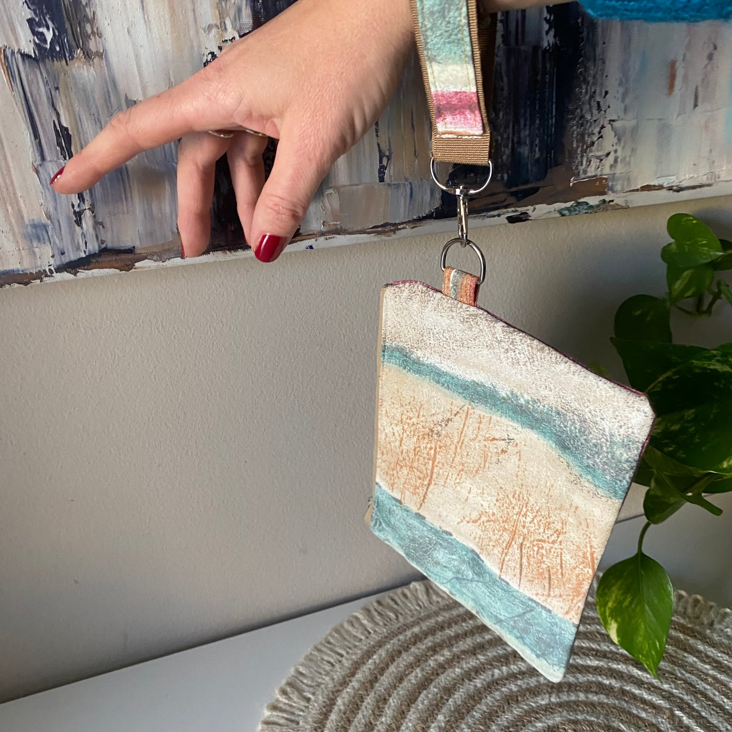 Pochette in cotone fantasia color sabbia con polsino portachiavi