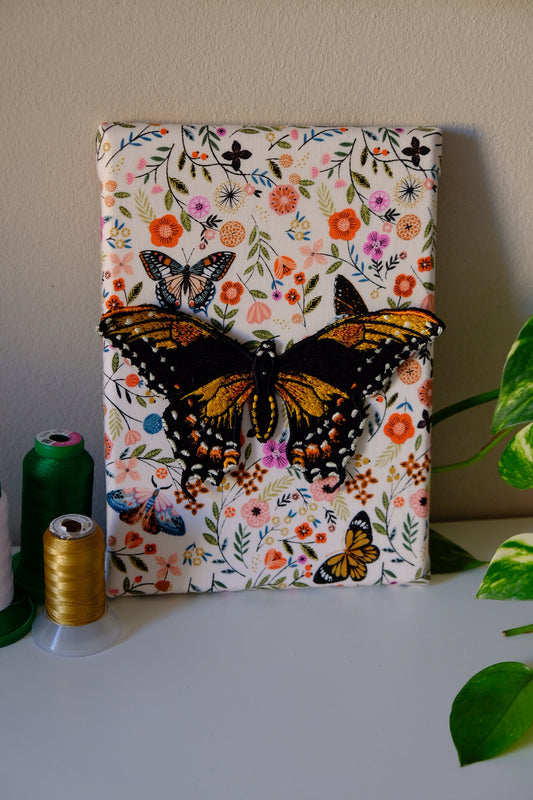 Tela in stoffa con applicata farfalla gialla