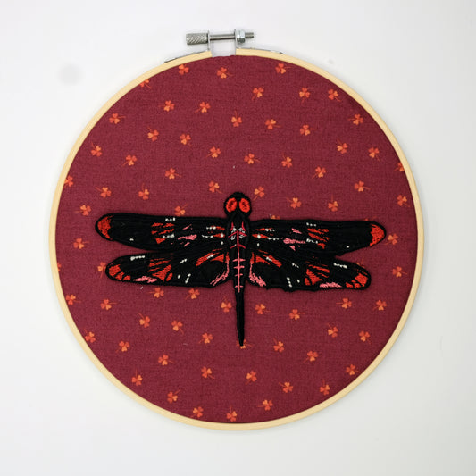 Telaio tondo in stoffa con applicata libellula rossa