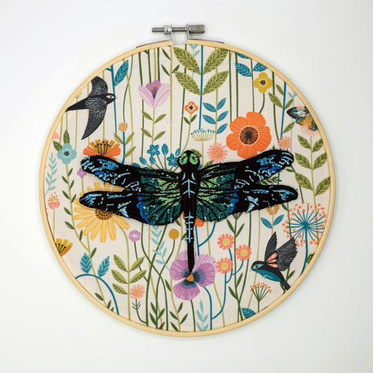 Telaio tondo in stoffa con applicata libellula verde