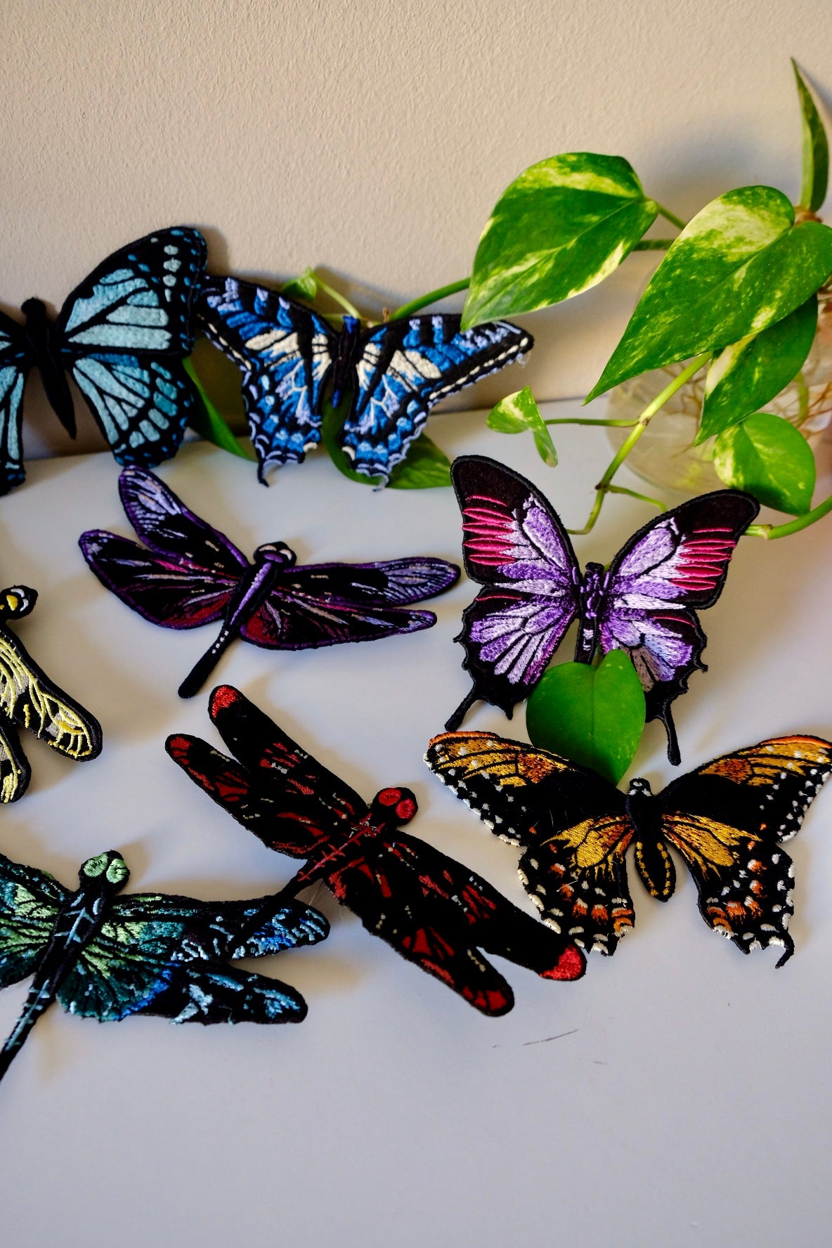 Tela in stoffa con applicata farfalla gialla