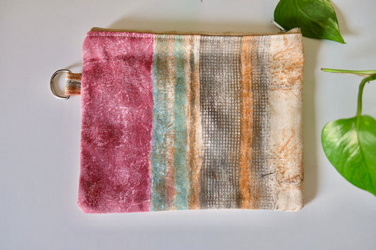 Pochette in cotone fantasia color sabbia con polsino portachiavi