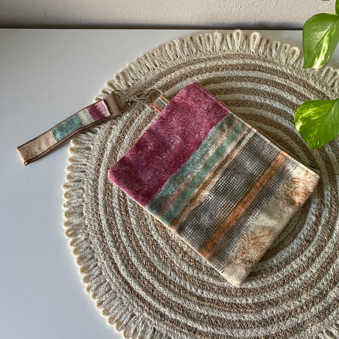 Pochette in cotone fantasia color sabbia con polsino portachiavi