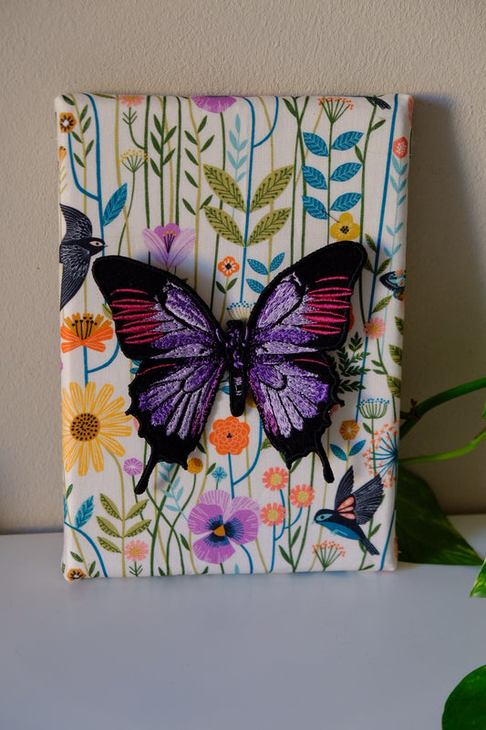 Tela in stoffa con applicata farfalla viola