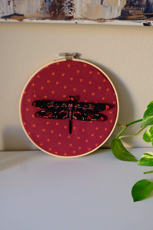 Telaio tondo in stoffa con applicata libellula rossa